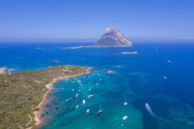 Tavolara adası sardunya hava manzarası kristal turkuaz su manzarası