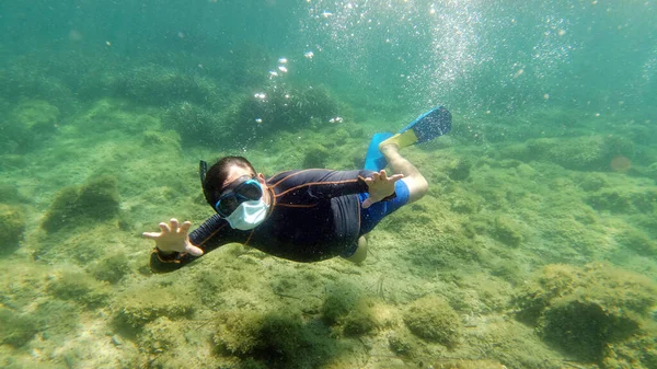 Mergulhador Snorkelist Com Máscara Vírus Subaquática — Fotografia de Stock