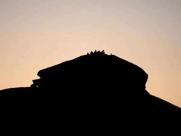 Pessoas Silhueta Pôr Sol Montanha Rocha — Fotografia de Stock