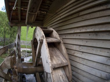 Dolomite Dağları 'ndaki su değirmeni vadisi İtalya Longiaru Badia Vadisi