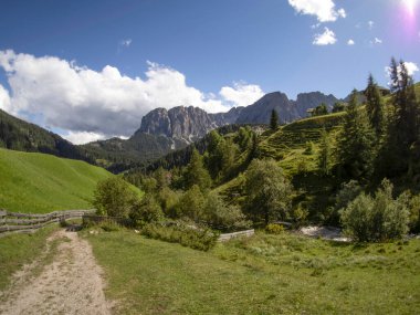 Dolomite Dağları 'ndaki su değirmeni vadisi İtalya Longiaru Badia Vadisi