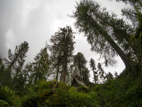 Guerre Mondiale Vieille Église Bois Cimetière Dans Les Montagnes Dolomites — Photo