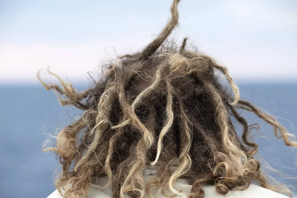 Rasta Man Μαλλιά Στον Άνεμο Στη Θάλασσα — Φωτογραφία Αρχείου