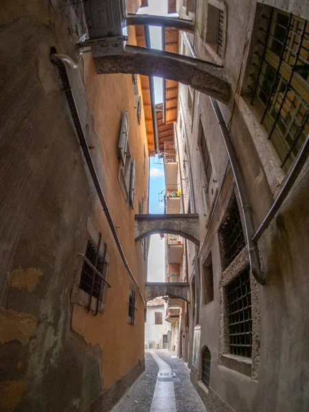 Trento Vicolo Dei Dall Armi Zabytkowa Średniowieczna Ulica Broni — Zdjęcie stockowe