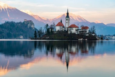 Kışın gün batımında Kanlı Göl Panoraması