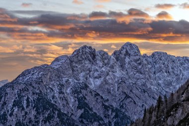 Julian Alp Dağları kışın günbatımı panoramasında