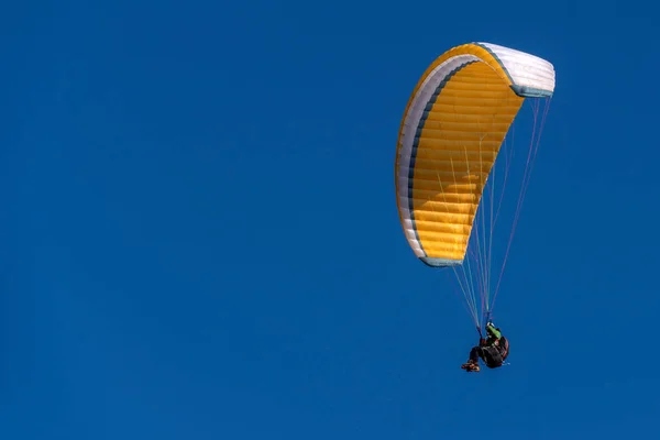 Gökyüzü Arka Planında Yamaç Paraşütü — Stok fotoğraf