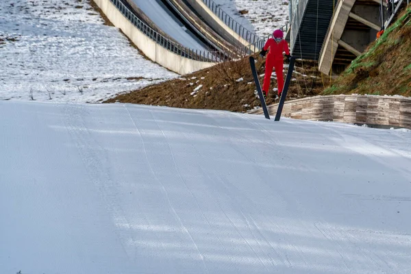Jumper Esqui Enquanto Salta Neve — Fotografia de Stock