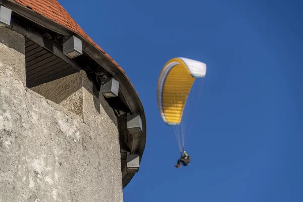 Parapente Asa Delta Fundo Céu Torre Castelo Sangrado — Fotografia de Stock