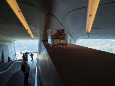 PLAN DE CORONES, ITALY - 4 AĞUSTOS 2020 - Kronplatz 'da Puster ve Gader Vadileri arasındaki MMM Corones dağcılığın en yüksek disiplinine adanmıştır: Reinhold Messner' ın işaretini bıraktığı Trad Adventure Alpinism.