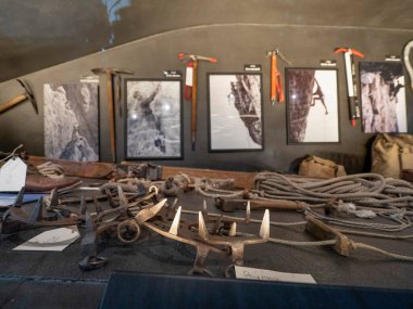 PLAN DE CORONES, ITALY - 4 AĞUSTOS 2020 - Kronplatz 'da Puster ve Gader Vadileri arasındaki MMM Corones dağcılığın en yüksek disiplinine adanmıştır: Reinhold Messner' ın işaretini bıraktığı Trad Adventure Alpinism.