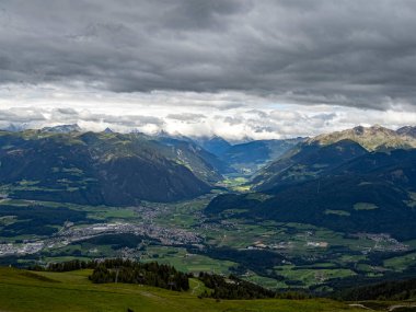Dolomitler yaz panoramasında koron planından görünür