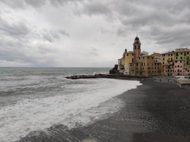 Camogli, Liguria, İtalya pitoresk balıkçı köyünde deniz fırtınası