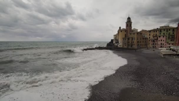 Camogli Liguria Talya Pitoresk Balıkçı Köyünde Deniz Fırtınası — Stok video