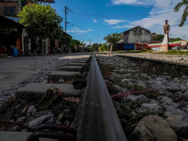 Estacion Cocorna Köyü 'nün ortasından geçen raylar Doradal Magdalena Nehri Kolombiya