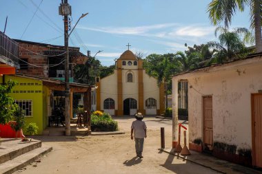 Kiliseye giden bir adamın arkadan görünüşü Cocorna köyü Doradal Magdalena Nehri Kolombiya