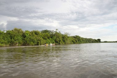 Magdalena Nehri, Kolombiya Doradal, balıkçı teknesinin günbatımından manzara