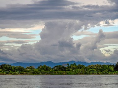 Magdalena Nehri, Kolombiya Doradal, balıkçı teknesinin günbatımından manzara