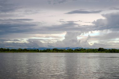Magdalena Nehri, Kolombiya Doradal, balıkçı teknesinin günbatımından manzara