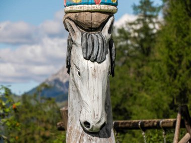 Yerli bir ahşap totem detayı. Yakın plan.