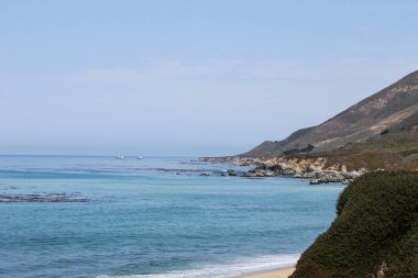 Güzel dalgalar çökmesini Monterey, Kaliforniya'nın kıyısında