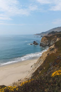 Güzel dalgalar çökmesini Monterey, Kaliforniya'nın kıyısında