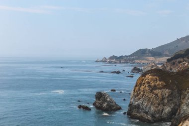 Güzel dalgalar çökmesini Monterey, Kaliforniya'nın kıyısında