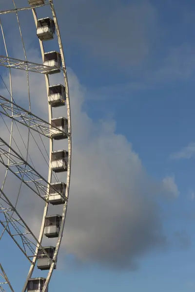 Dönme dolap bulutlar ile