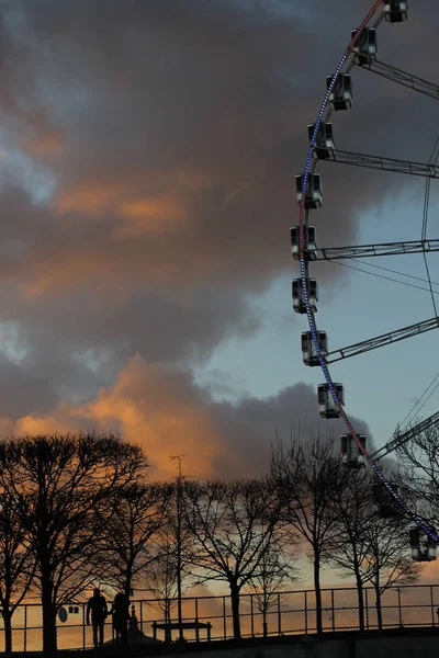 Güneş ayarı bir dönme dolap üzerinde