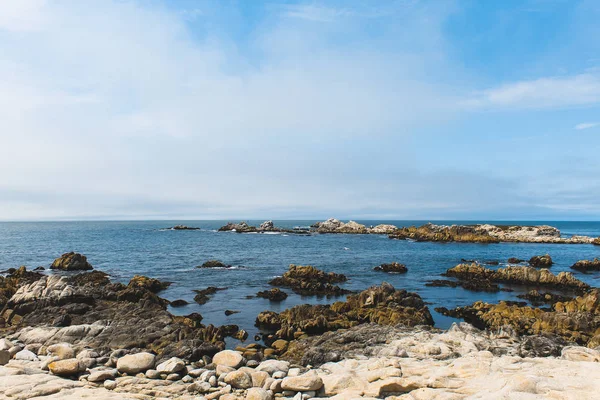 Piękne Fale Uderzające Wzdłuż Skalistych Brzegach Wybrzeża Zatoki Monterey Kalifornii — Zdjęcie stockowe