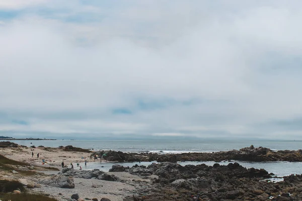 Piękne Fale Uderzające Wzdłuż Skalistych Brzegach Wybrzeża Zatoki Monterey Kalifornii — Zdjęcie stockowe