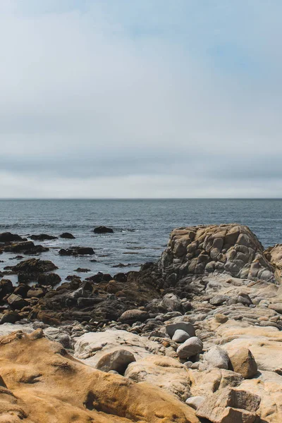 Όμορφο Κύμα Στις Βραχώδεις Παράλιες Ακτές Του Monterey Bay Καλιφόρνια — Φωτογραφία Αρχείου