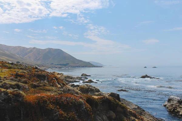 Güzel dalgalar çökmesini Monterey, Kaliforniya'nın kıyısında