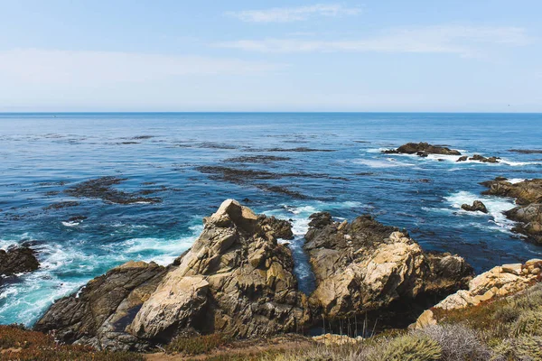 Güzel dalgalar çökmesini Monterey, Kaliforniya'nın kıyısında