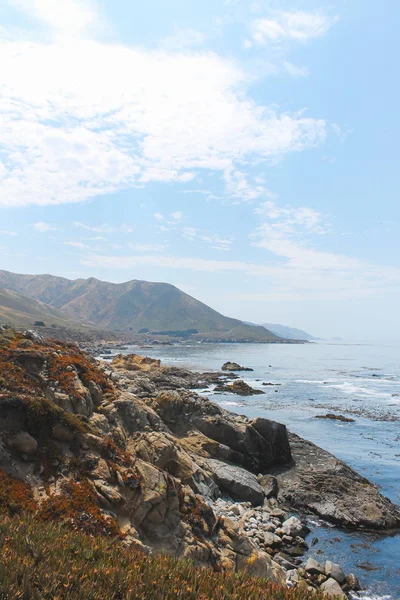 Güzel dalgalar çökmesini Monterey, Kaliforniya'nın kıyısında