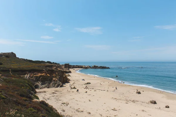 Güzel dalgalar çökmesini Monterey, Kaliforniya'nın kıyısında