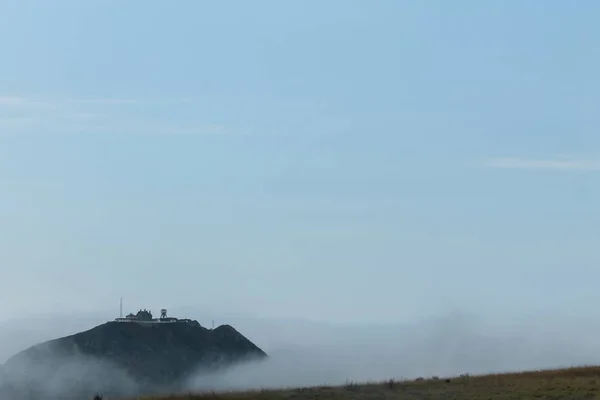 Monterey, Kaliforniya'nın kıyısında çökmesini güzel bulutlar