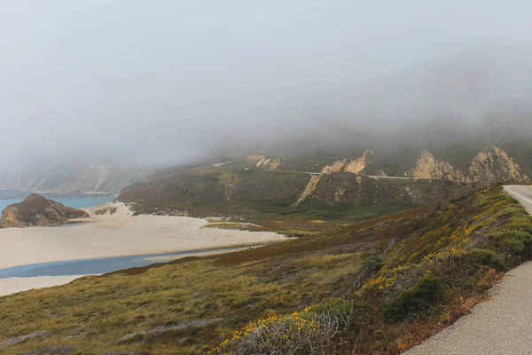 Güzel dalgalar çökmesini Monterey, Kaliforniya'nın kıyısında