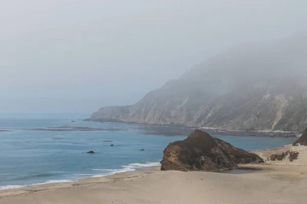 Güzel dalgalar çökmesini Monterey, Kaliforniya'nın kıyısında
