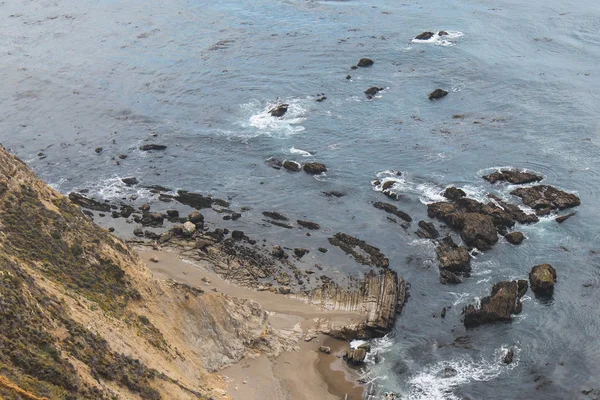 Güzel dalgalar çökmesini Monterey, Kaliforniya'nın kıyısında
