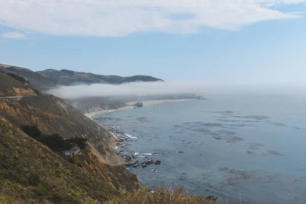 カリフォルニア州モントレーの海岸に打ち寄せる美しい波 — ストック写真