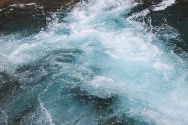 Dağ nehir, su akan doku acele