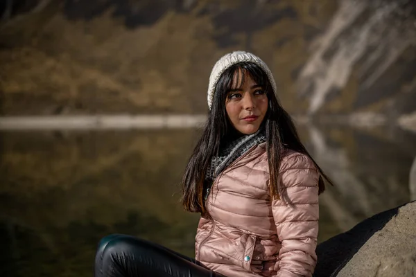 Chica Sonriendo Una Roca Vistiendo Una Chaqueta Rosa Invierno Junto —  Fotos de Stock