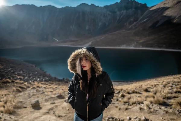 Girl Covering Herself Cold Winter Wind Mountains Her Mountains Lake — Stock Photo, Image
