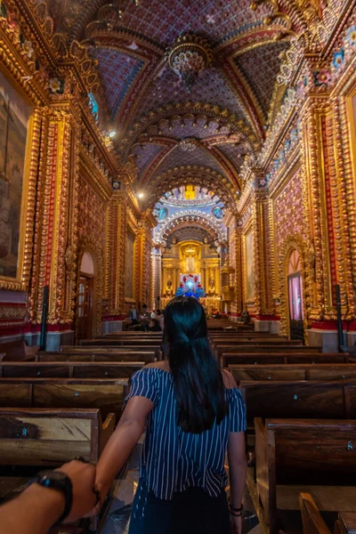 在墨西哥米却肯州莫雷利亚的圣地亚哥教堂 有几位游客参观 教堂采用巴洛克风格 祭坛上有金漆和金箔的细节 — 图库照片