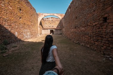 POV (Bakış açısı) Amealco, Queretaro 'daki harabe bir çiftliği ziyaret eden iki turist çiftin fotoğrafı, kadın ve erkek 2