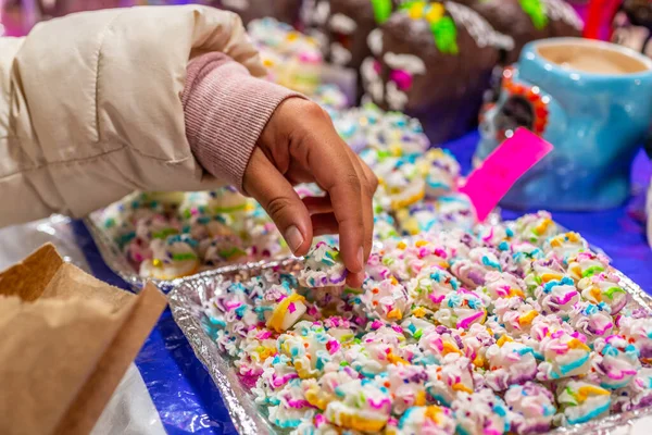 Mão Uma Mulher Tomando Dos Calaveritas Copo Açúcar Lantejoulas Doces — Fotografia de Stock