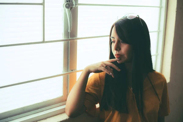 Латиноамериканка Смотрит Окно Старое Фото Девушка Одета Желтую Блузку Имеет — стоковое фото