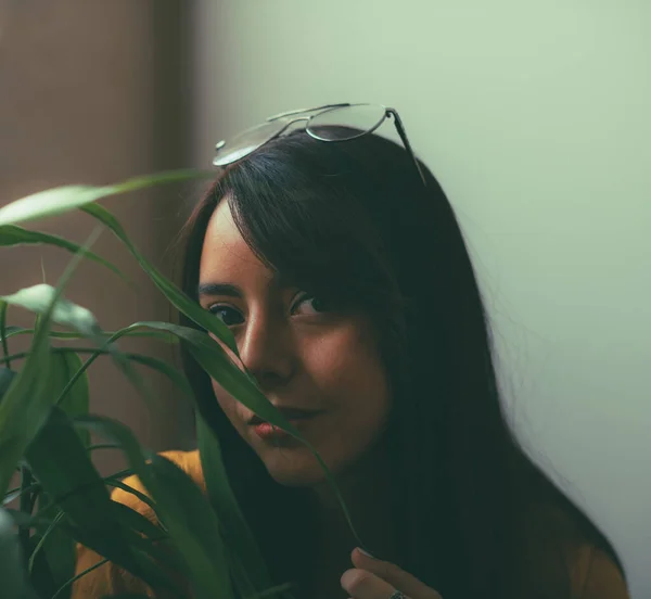 Латиноамериканка Смотрит Камеру Покрытая Листьями Бамбукового Растения Старое Фото Девушка — стоковое фото