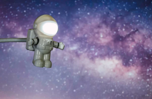 Liten Leksak Astronaut Reser Genom Rymden Med Bakgrund Vintergatan Och — Stockfoto